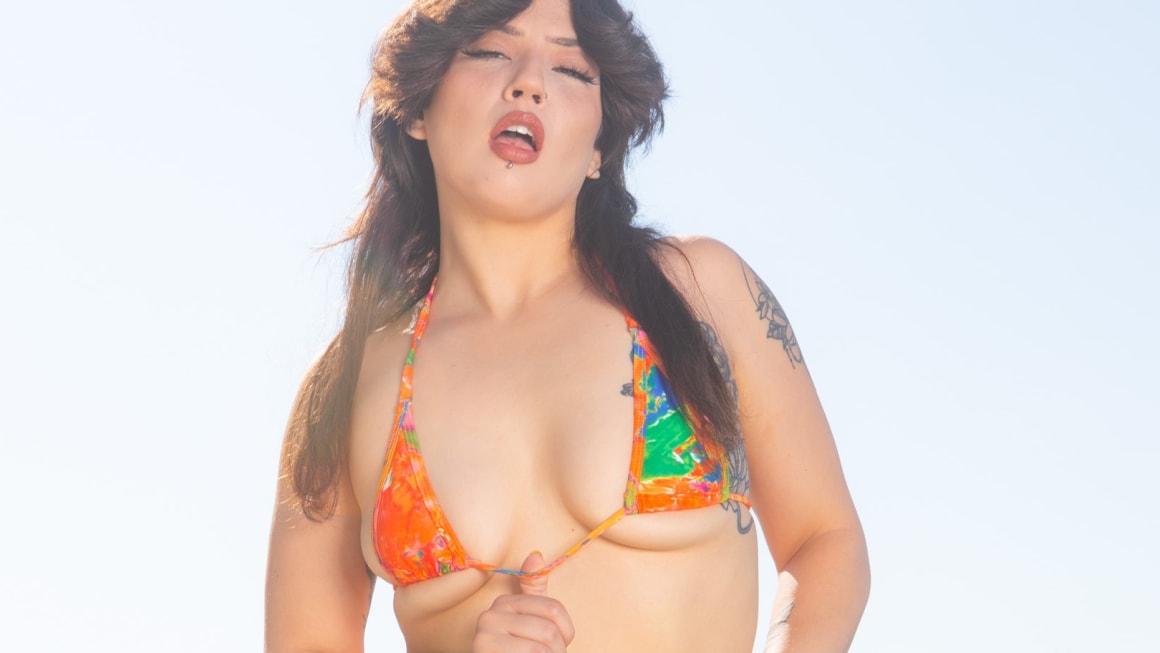 Cosmid Belle Wood Belle Plays By The Pool