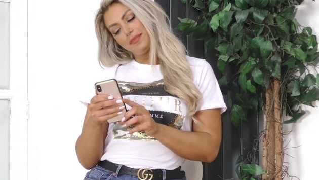 Tiana Ownes Takes Some Selfies